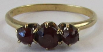 Vintage Finger Ring, Three 3 Cluster GARNET Stones, Yellow 14K GOLD Setting, Approximately Size 9