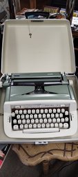 Vintage Royal Sabre Typewriter W/case