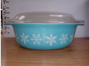 Blue Snow Flake Pattern Pyrex Casserole Dish W/lid
