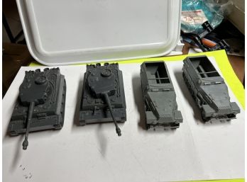 4 Plastic Army Tanks - M1