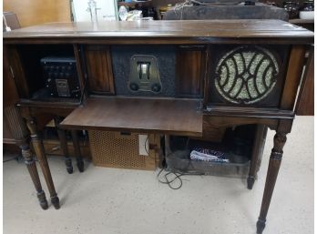 Vintage Floor Model Tube Radio System