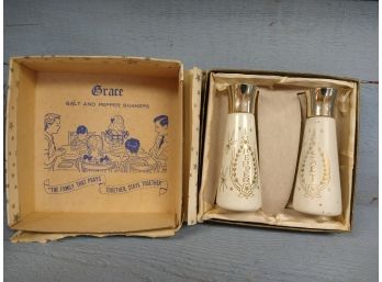 Vintage Grace Salt/pepper Shakers