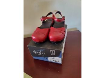 New Dansko Ladies Shoes Red - Size 8