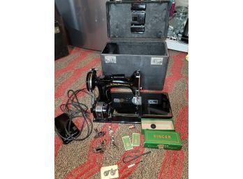 1952-1953 Featherweight Sewing Machine 678- 3B With Box, Keys And Accessories