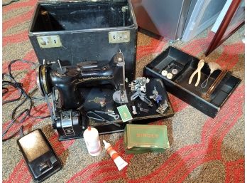 700 Series Featherweight Sewing Machine 1935-1938 With Case And Accessories