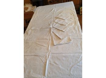 66 X 80 Tablecloth With 5 Napkins