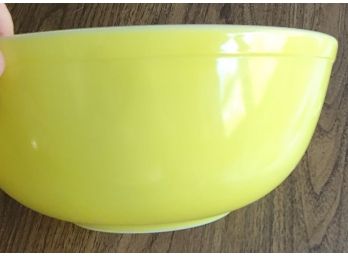 4 Qt Pyrex Mixing Bowl - Yellow