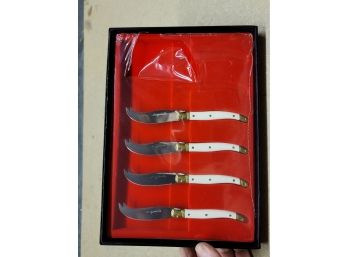 4 Spreaders / Cheese Knives