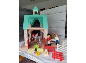 Little Tykes Barn / Stable With Horses And Rider