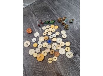 Lot Of Vintage Buttons - Lucite, Mother Of Pearl, Bakelite