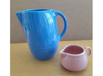 2 Fiestaware Pitchers. The Blue One Is Missing Lid And Is Unmarked - NL