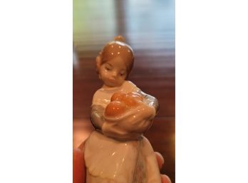 Lladro Figurine - Girl From Valencia With Oranges