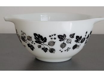 Pyrex 1 1/2 Pt Black And White Gooseberry  Cinderella Bowl