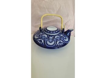 Bombay Tea Kettle With Strainer - 8' Wide