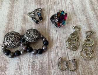 4 Pairs Of Earring And Bedazzled Elastic Ring