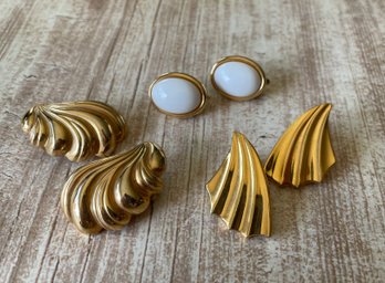 Beautiful Vintage Gold Tone Earrings
