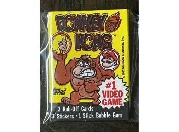 TOPPS DONKEY KONG SEALED TRADING CARD PACK