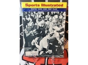 Sports Illustrated December 12, 1966 'Boston Takes Over First Place - Jim Nance Breaks Away On 65-yard TD