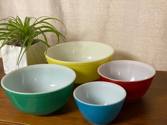 4 Nesting Pyrex Mixing And Service Bowls In Lovely Condition