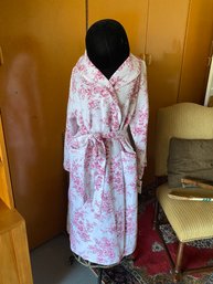 New With Tags Comfy Quilted Robe Size Larege