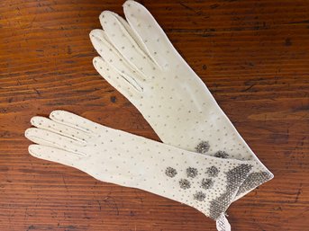 Finely Beaded Light Grey Gloves