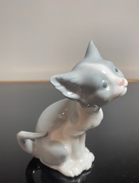 LLadro Fine Porcelain Figurine, Gray And White Cat    # 5113.  5.5 High X 3.5