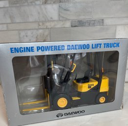 Daewoo Diecast 1/20 Scale Engine Powered Lift Truck.  New In Box