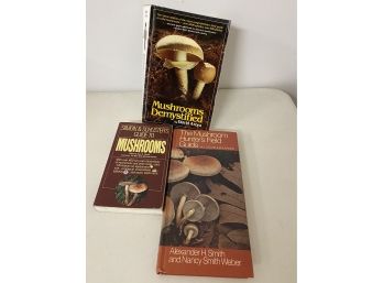 3 Mushrooms Books/field Guide
