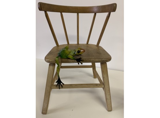 Antique Children's Wood Chair With Fun Little Frog !!