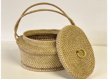 Fantastic Vintage Sewing Basket With Bakelite Ring Top