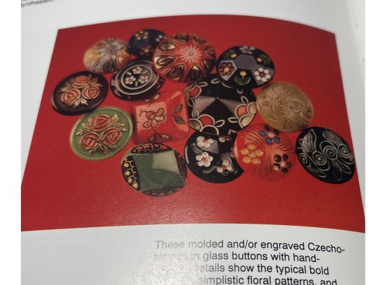 'About Button' Book, A Collectors Guid, !st Edition, By Peggy Ann Osborne