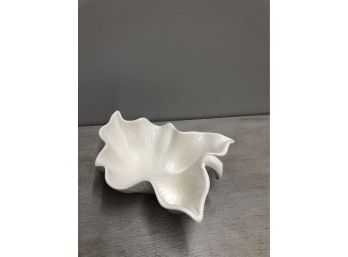 Vintage Collectible HULL Leaf Bowl