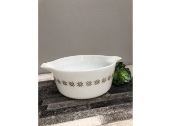 Pyrex 2 1/2 Qt Bowl. Town And Country White Bowl