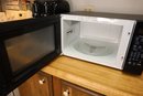 LOT 171 - GOOD CONDITION MICROWAVE