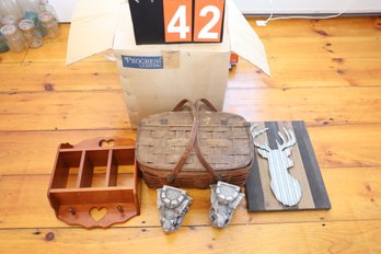 LOT 42 - BASKET - DECOR AND MORE
