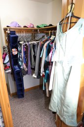 LOT 1 - RIGHT SIDE OF CLOSET - WOMENS CLOTHING  (INFO ON POST IT NOTES)