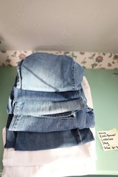 LOT 19 - WOMENS JEANS 6 - 8 INFO ON NOTE