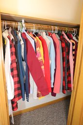 LOT 59 - CLOSET FULL OF WOMENTS CLOTHING - MOSTLY MED- LARGE
