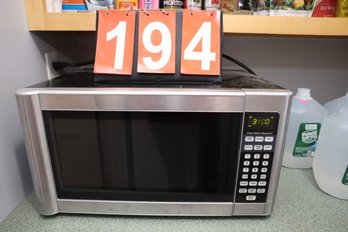 LOT 194 - MICROWAVE - TESTED WORKS GREAT