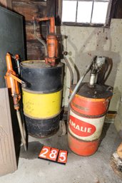 LOT 285 - METAL OIL PUMPS AND CANS - SOME HAVE FLUIDS IN THEM