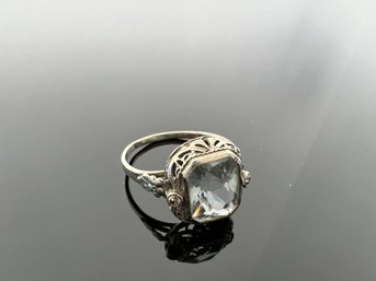 LOT 15 - 14K GOLD VINTAGE RING WITH STONE - SO PRETTY!