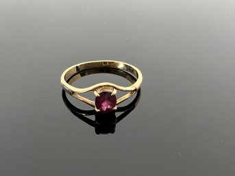 LOT 18 - 14K GOLD RING WITH STONE