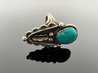 LOT 97 - NATIVE AMERICAN OR MEXICAN VINTAGE SILVER RING - STUNNING!
