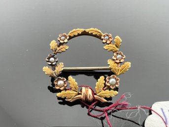 LOT 120 - 1800'S VICTORIAN 10K BROOCH WITH NATURAL PEARLS