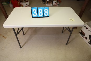 LOT 388 - TABLE
