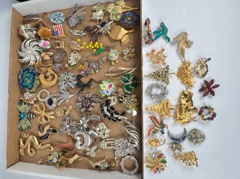 LOT 200 - HUGE COLLECTION OF BROOCHES!
