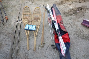LOT 435 - SNOWSHOES AND SKIS