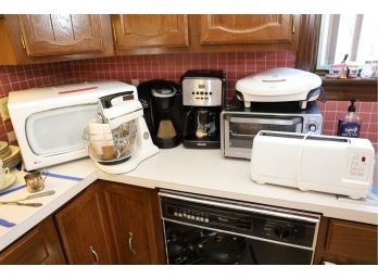 KITCHEN APPLIANCE LOT AS SHOWN (LEFT OF SINK)