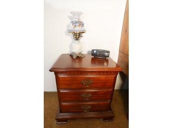 SIDE TABLE / LAMP / CLOCK LOT - MARKED 40