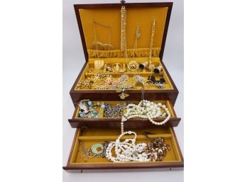 VINTATE JEWELRY BOX FULL OF VINTAGE JEWELRY! AMAZING LOT! MARKED 11